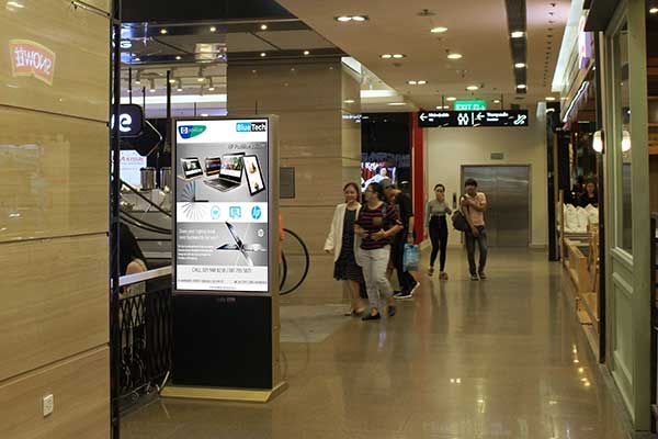 màn hình quảng cáo chân đứng hai mặt dùng trong trung tâm thương mại