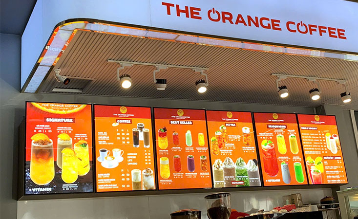 Tranh điện tranh rút A1 treo tường làm menu phía sau quầy bar