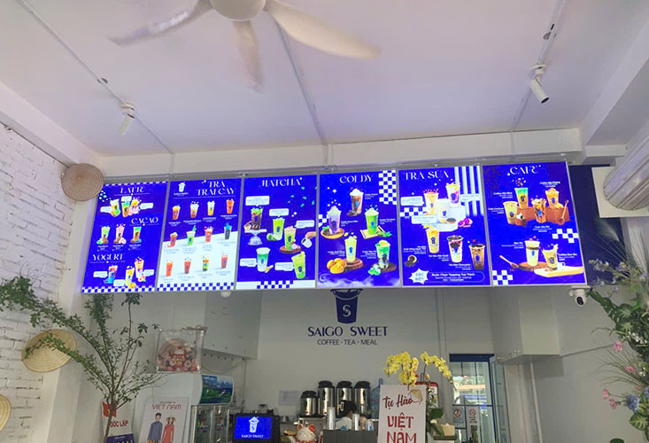 Tranh điện tranh rút 60x90cm làm menu treo thả trần trên quầy bar