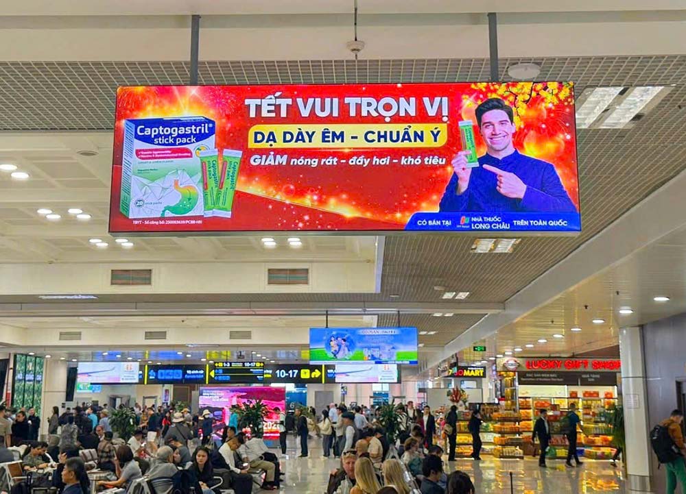 hộp đèn không viền hai mặt treo thả trần giúp khách hàng nhìn thấy nội dung quảng cáo từ hai phía