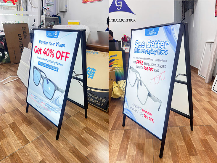 tranh điện chân đứng chữ A 2 mặt 60x90cm cho cửa hàng mắt kính